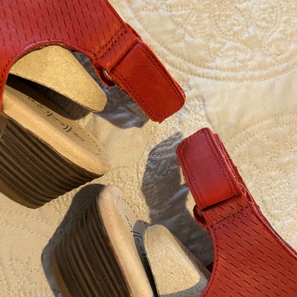 Clarks Deva Bell Suede Open Toe Heeled Sandals in EUC - Picture 5 of 8